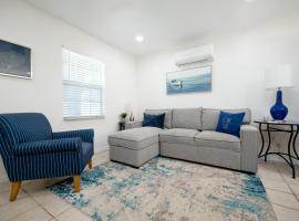 Cozy and Comfortable One Bedroom Efficiency! 5 Blocks to the Beach!，位于杰克逊维尔海滩的酒店
