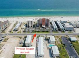 Private Beach Access With Pool and 2-MIn Walk to Beach, Hotel in Gulf Shores
