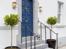 Townhouse Stay - St George's Terrace, hytte i Carrick-on-Shannon