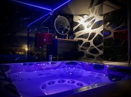 Loveroom avec jacuzzi 01, cheap hotel in Chazey-sur-Ain