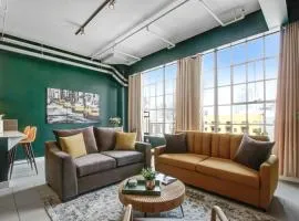 NYC Styled Loft In DTLA, sleeps 4 with Free Parking!