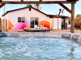 Twin Palms Desert Getaway - Jacuzzi, Fire pit, Meditation room & more, holiday home in Joshua Tree