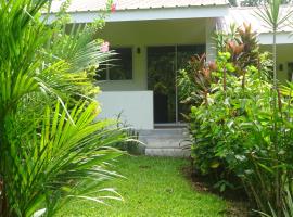 ACACIA'S Cottages with Starlink Wifi, hôtel à Mambajao