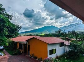 Spacious house, green areas, close to Río Celeste, Toucans House, hotel in Bijagua