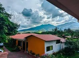 Spacious house, green areas, close to Río Celeste, Toucans House