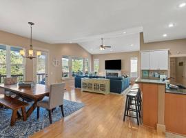 Upscale Huge Home 2 Decks w Views 2 Living Rooms, hotel in Spokane