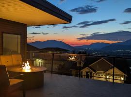 A Mountain Retreat with Views, Hot Tub & AC, cottage in Chilliwack