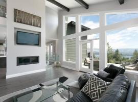 Luxury Home with a View!, seoska kuća u gradu West Kelowna