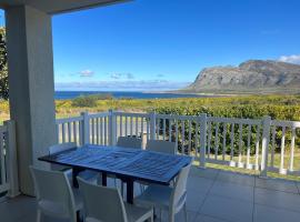 Views galore in Kleinmond, hotel em Kleinmond