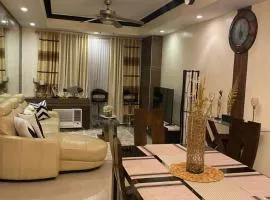 Elegant 2BR, 2 BA Suite Beside Eastwood Mall
