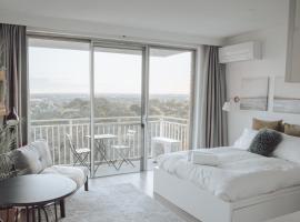 Cosy studio with a big view, hotell i nærheten av Royal North Shore Hospital i Sydney