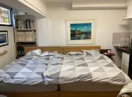 Gallery Compass- Art Stay with Breakfast Free Parking