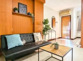Cottonwood Midcentury Apartment at Majesty 811