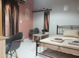 Cozy studio flat 1 bedroom-Very central location，米蒂利尼的附設按摩浴池的飯店