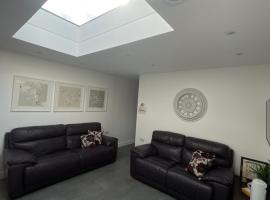 Skylight Deluxe Apartment with free parking, close to Windsor, Legoland and Heathrow, huoneisto kohteessa Farnham Royal