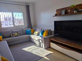 Serenity (2 minutes from beach), appartamento a Tangeri