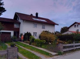 Haus am Bach ausschließlich für Familien !!!!、Unterthingauの駐車場付きホテル