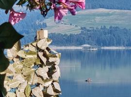 DOMEK Z KOMINKIEM Z WIDOKIEM na Jezioro Czorsztyńskie, hotel en Frydman