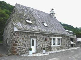 Maison de caractère rénovée, parc Auvergne, 2 terrasses, cheminée, Wi-Fi, proche randonnées et lacs - FR-1-742-50, Hotel in Collandres