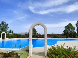 Holiday House with POOL & TENNIS COURT, hotel in Porto Istana