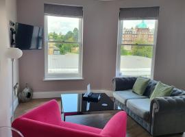 Harrogate Lifestyle Luxury Serviced ApartHotel, מלון ליד Harrogate Library, הרוגייט