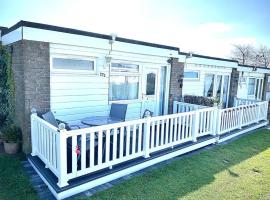 Classic Seaside Holiday Home in Hemsby, hotell i Hemsby