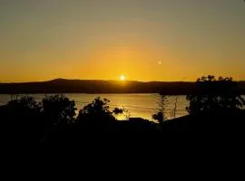 Spacious 4BR getaway with panoramic water & mountain view