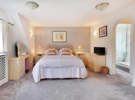 Pass the Keys Large family home in picturesque village, hotel in Westerham