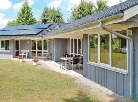 Cozy Home In Frvang With Kitchen: Fårvang şehrinde bir otel