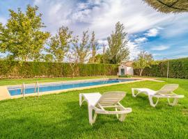 Amazing Home In Teba With Outdoor Swimming Pool And 4 Bedrooms, hotel med parkering i Teba