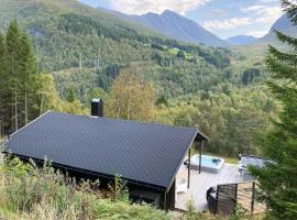 Amazing Home In Stordal With Jacuzzi, Wifi And 2 Bedrooms, hytte i Stordal