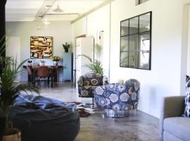 Nguni Place - a self-catering, modern apartment., hótel í Drummond