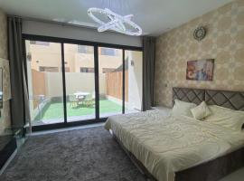2-Bedrooms TownHouse Villa dxb Gplus1, hotell Dubais huviväärsuse Ostupiirkond The Outlet Village Dubai lähedal
