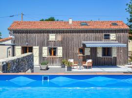 Stunning Home In Poitou Charentes With Jacuzzi, Wifi And Outdoor Swimming Pool, hotelli, jossa on uima-allas kohteessa Viennay