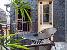 Suites Mana- Studio Art Ducal avec Terrasse sur l'arrière de la Place Ducale Parking inclus、シャルルヴィル・メジエールのホテル