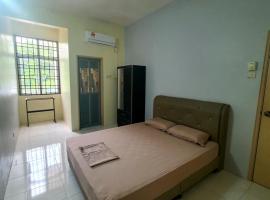 Homestay Pohon Rendang, מלון בבליק פולאו