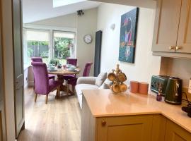 Fashionable Chic Townhouse in D4, hytte i Dublin