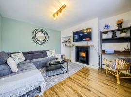 LOW rate for a 4-Bedroom House in Coventry with Free Unlimited Wi-fi 2 Car Parking 53 QMC, feriebolig i Coventry