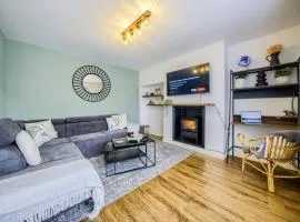 LOW rate for a 4-Bedroom House in Coventry with Free Unlimited Wi-fi 2 Car Parking 53 QMC