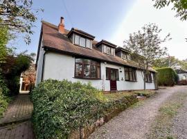 Entire Spacious Bungalow Retreat, cottage in Bromsgrove