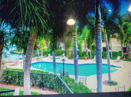 Tranquil Condo, located in Coconut Creek, Florida, хотел с басейни в Коконът Крийк