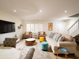 Brand New Remodeled 3 Bedroom Home in Reseda, gæludýravænt hótel í Los Angeles