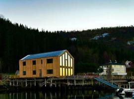 Nordic Waterside Escape, hotel con estacionamiento en Ulvsvåg