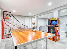 FUN HOME with GAME ROOM & HOT TUB & Outdoor FIRE PIT, מלון זול בLong Pond