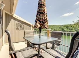 Cozy Lakefront Osage Beach Condo with Balcony!, hotel met parkeren in Osage Beach