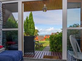 Escape to a Clifftop Chalet with pool and tennis onsite - 38 Kingsdown Park, hotelli kohteessa Kingsdown