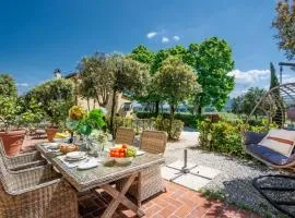 Elisa Farmhouse Apartment in Wine Resort in Lucca