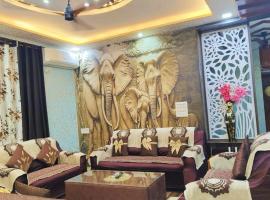 Luxurious 3 BHK Flat in Ghaziabad, hotel Gáziábádban