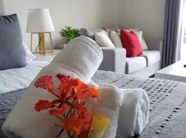 Convenient Studio Apt Near Airport, Beaches & Food, hotel com estacionamento em Cupecoy