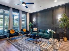 Stylish & Romantic Home, Long-term friendly, King, alojamento para férias em Baton Rouge